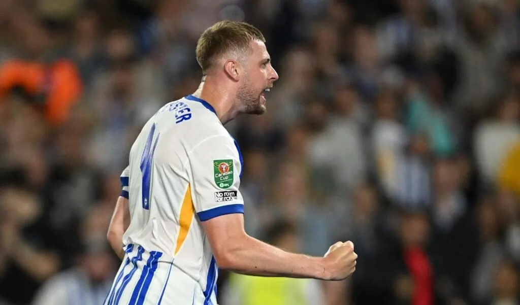 Adam Webster của Brighton & Hove Albion ăn mừng sau khi ghi bàn thắng thứ ba trong trận đấu vòng hai Carabao Cup giữa Brighton &...