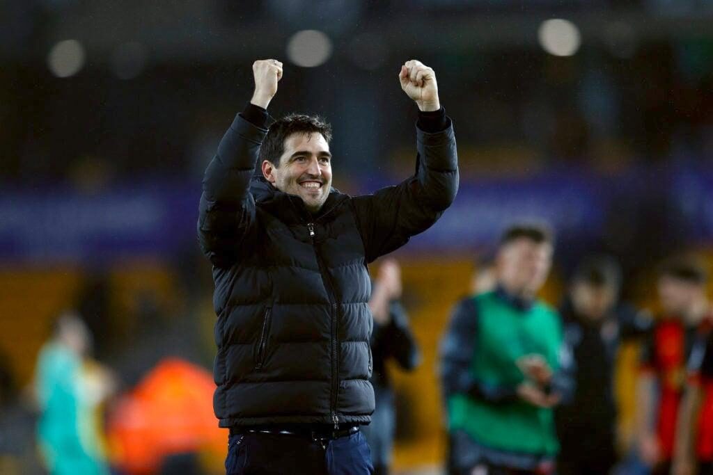 Andoni Iraola, huấn luyện viên của AFC Bournemouth, ăn mừng chiến thắng sau trận đấu giữa Wolverhampton Wanderers FC và AFC Bournemouth