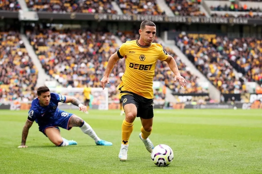 Daniel Podence của Wolverhampton Wanderers chạy với trái bóng trong trận đấu giữa Wolverhampton Wanderers FC và Chelsea FC tại Premier League.