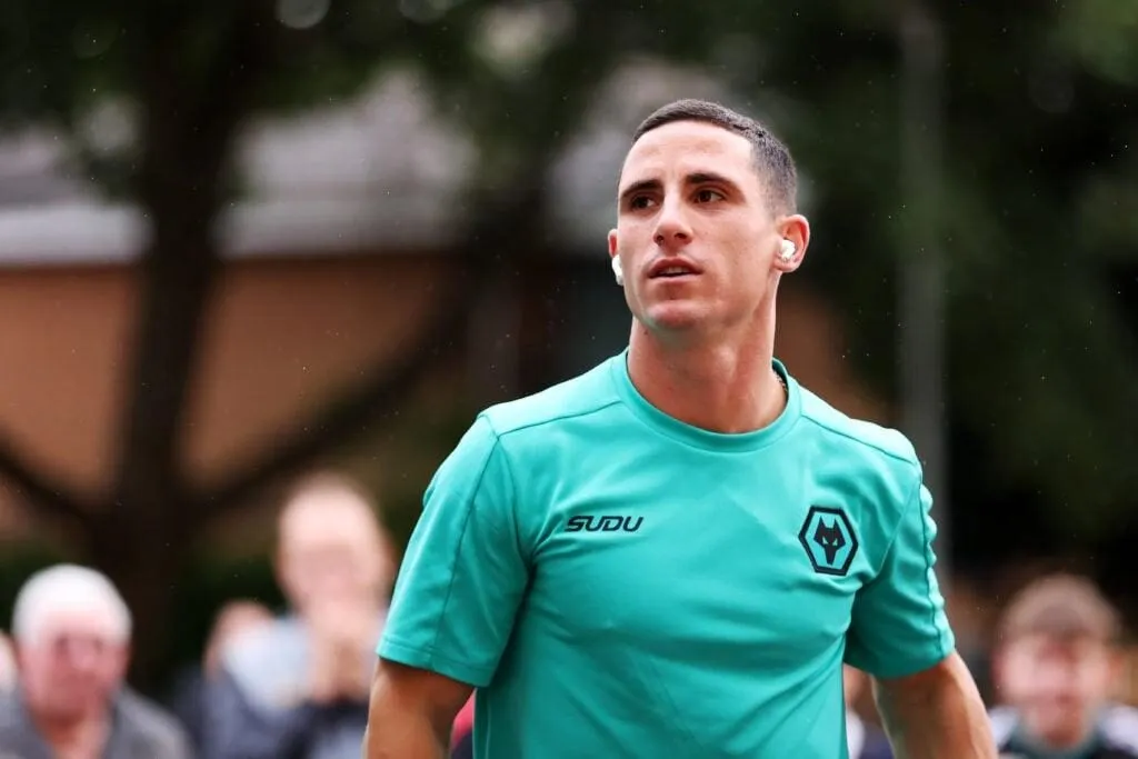 Daniel Podence của Wolverhampton Wanderers đến sân trước trận đấu vòng hai Carabao Cup giữa Wolverhampton Wanderers và Bu...