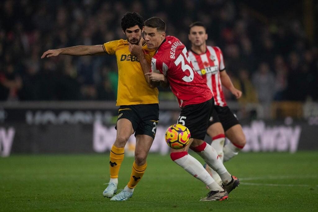 Goncalo Guedes của Wolverhampton Wanderers được thách thức bởi Jan Bednarek của Southampton trong trận đấu giải Ngoại hạng Anh