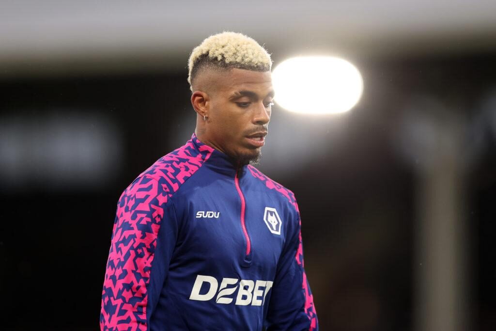 Mario Lemina của Wolverhampton Wanderers trong lúc khởi động trước trận đấu giữa Fulham FC và Wolverhampton Wanderers FC...