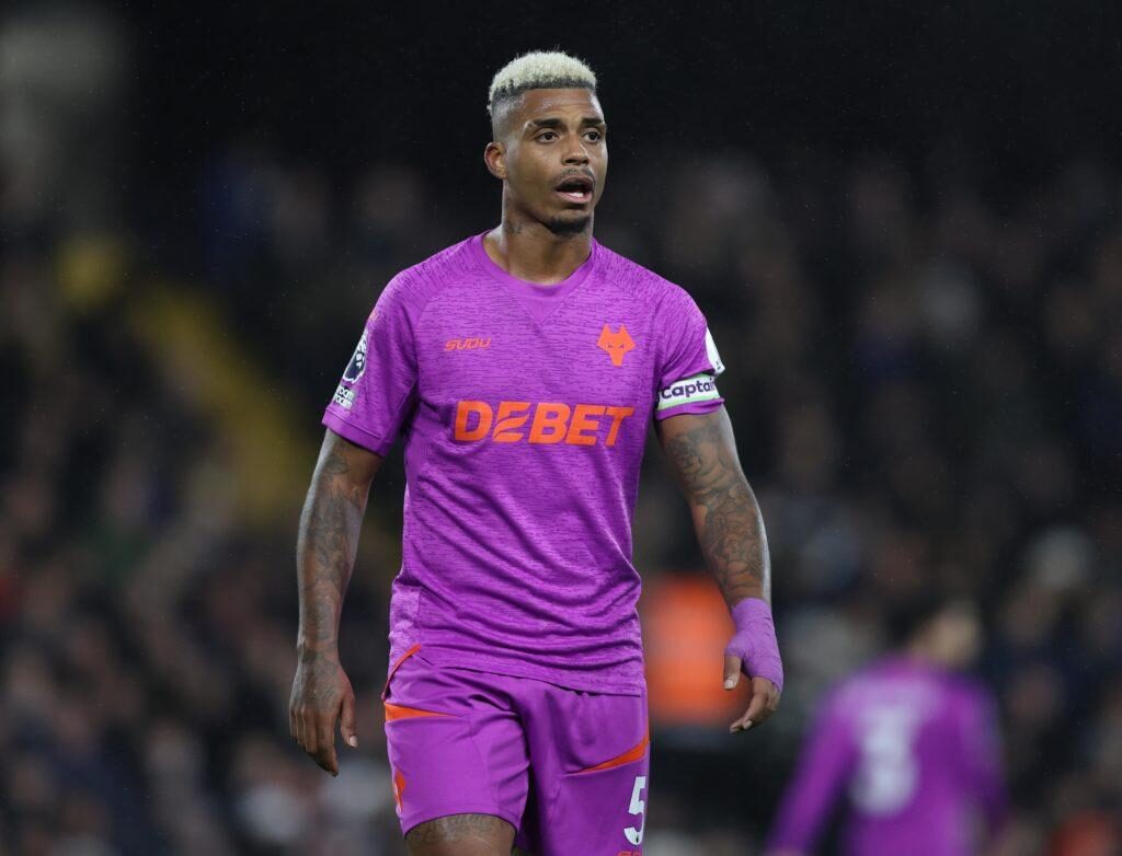 Mario Lemina của Wolverhampton Wanderers trong trận đấu giữa Fulham FC và Wolverhampton Wanderers FC tại Craven Cottage vào tháng 11...