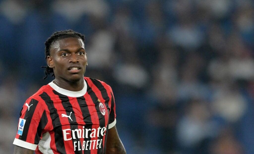 Rafael Leao của AC Milan nhìn lên trong trận đấu Serie A giữa SS Lazio và AC Milan tại Stadio Olimpico vào ngày 31 tháng 8 năm 2024 tại Rome, Ý.