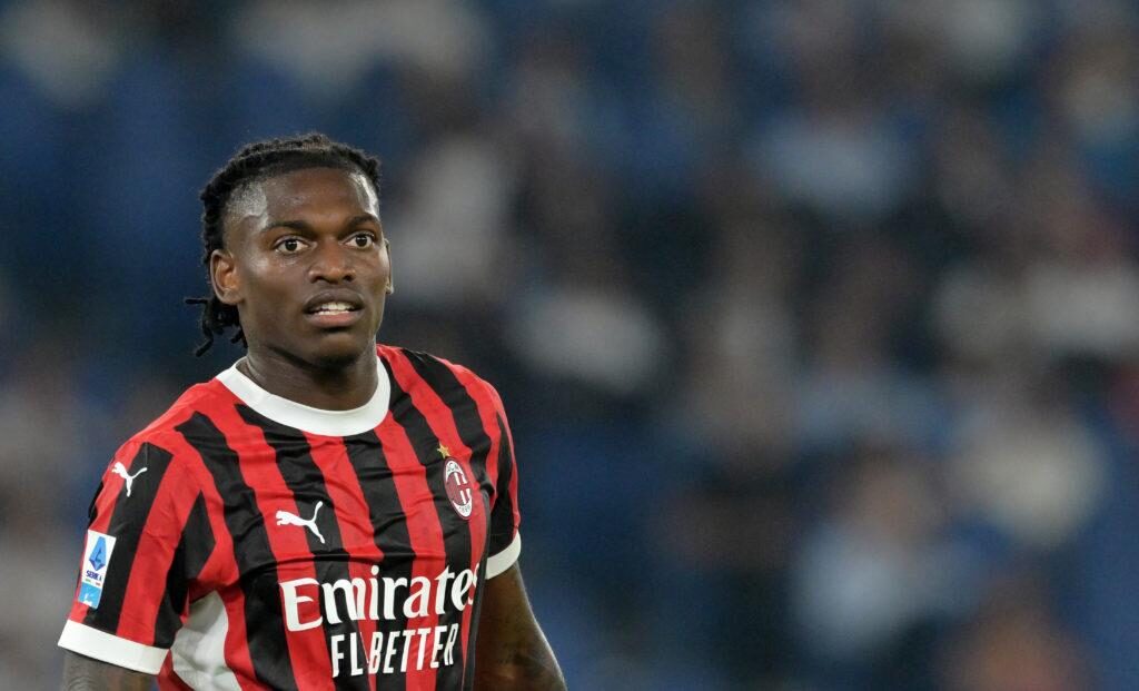 Rafael Leao của AC Milan nhìn vào trong trận đấu của Serie A giữa SS Lazio và AC Milan tại Stadio Olimpico vào ngày 31 tháng 8 năm 2024 ở Rome, Ý.