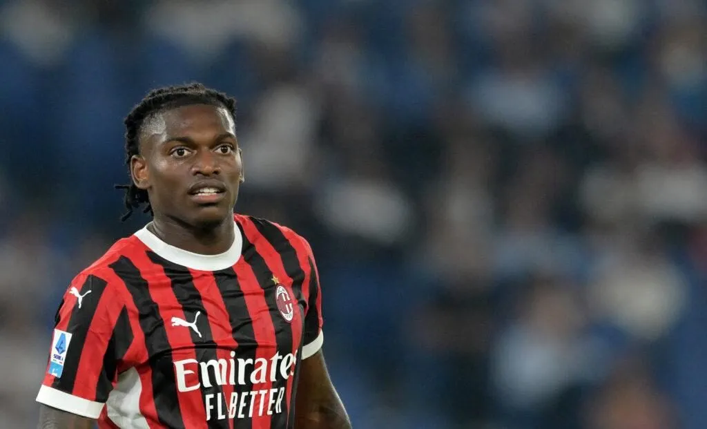 Rafael Leao của AC Milan nhìn vào trong trận đấu của Serie A giữa SS Lazio và AC Milan tại Stadio Olimpico vào ngày 31 tháng 8 năm 2024 ở Rome, Ý.