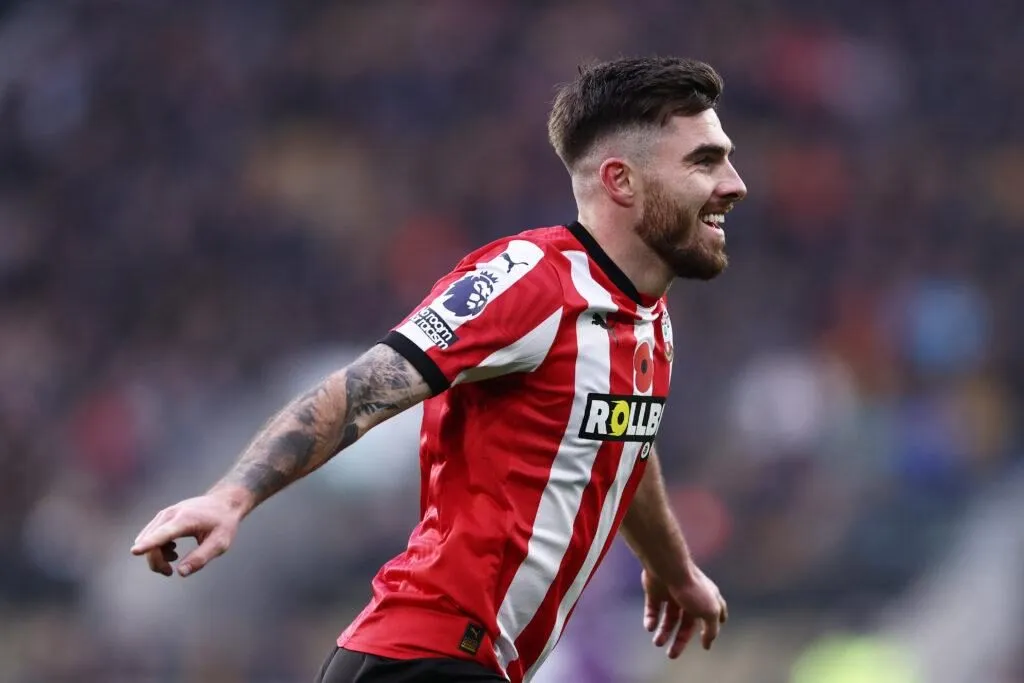 Ryan Manning của Southampton ăn mừng bàn thắng, sau đó bàn thắng này đã bị từ chối sau khi xem lại bằng công nghệ VAR trong trận đấu giữa Wolves và Southampton